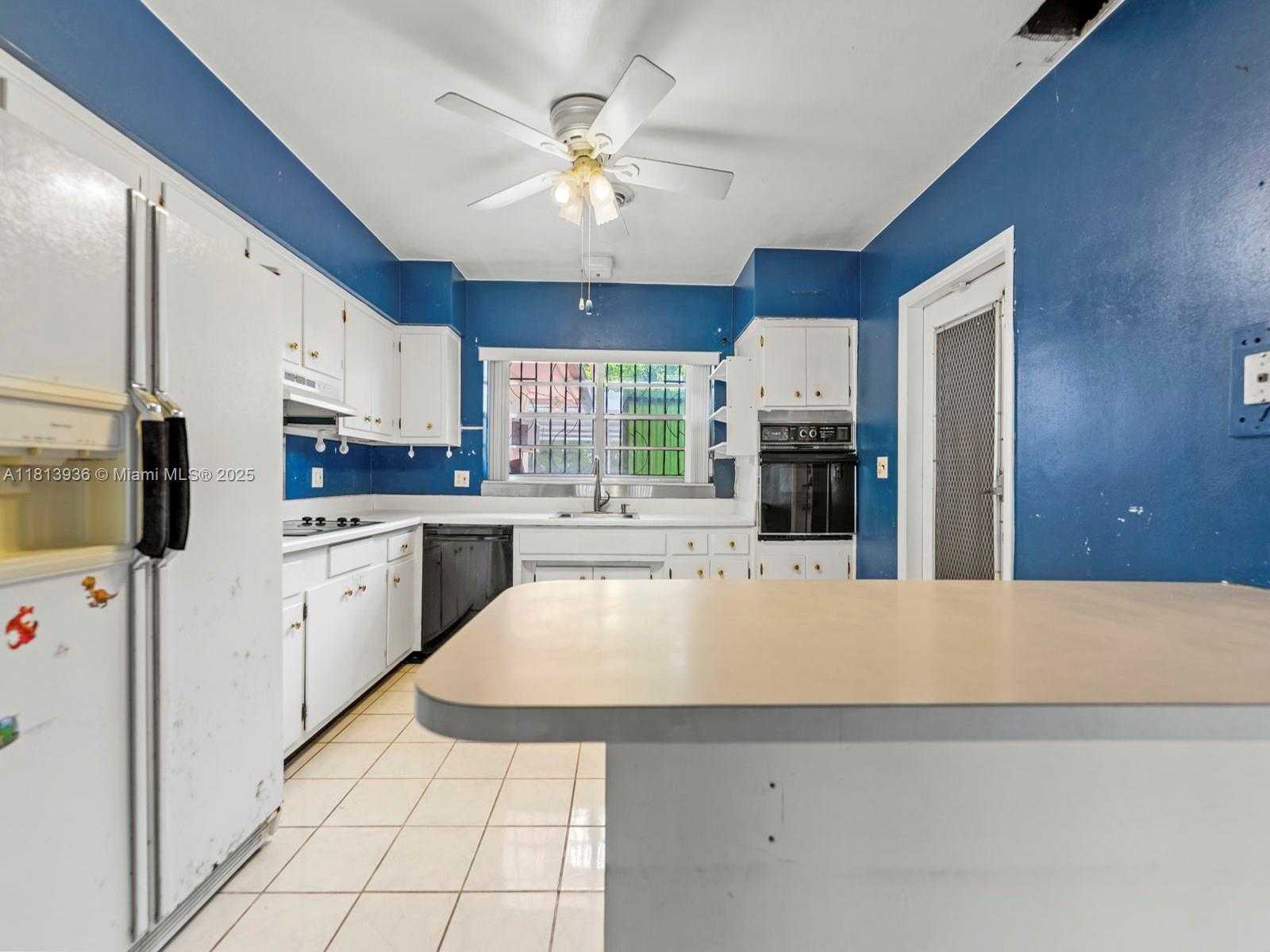 Small Image of 12480 KEYSTONE ISLAND DR, North Miami Number 11