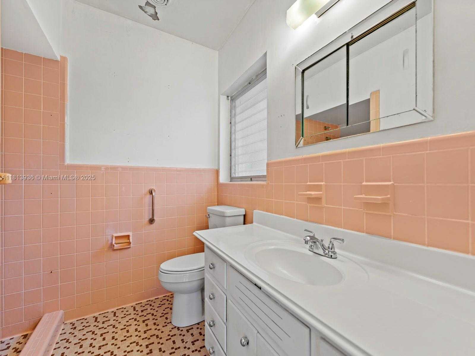 Small Image of 12480 KEYSTONE ISLAND DR, North Miami Number 16