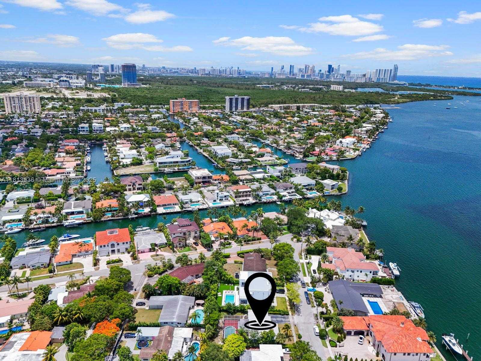 Small Image of 12480 KEYSTONE ISLAND DR, North Miami Number 4