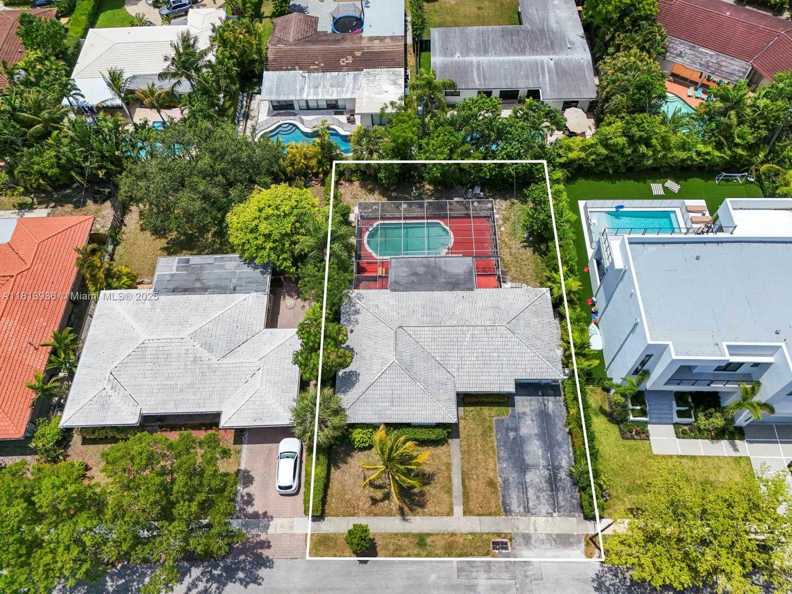 Small Image of 12480 KEYSTONE ISLAND DR, North Miami Number 6