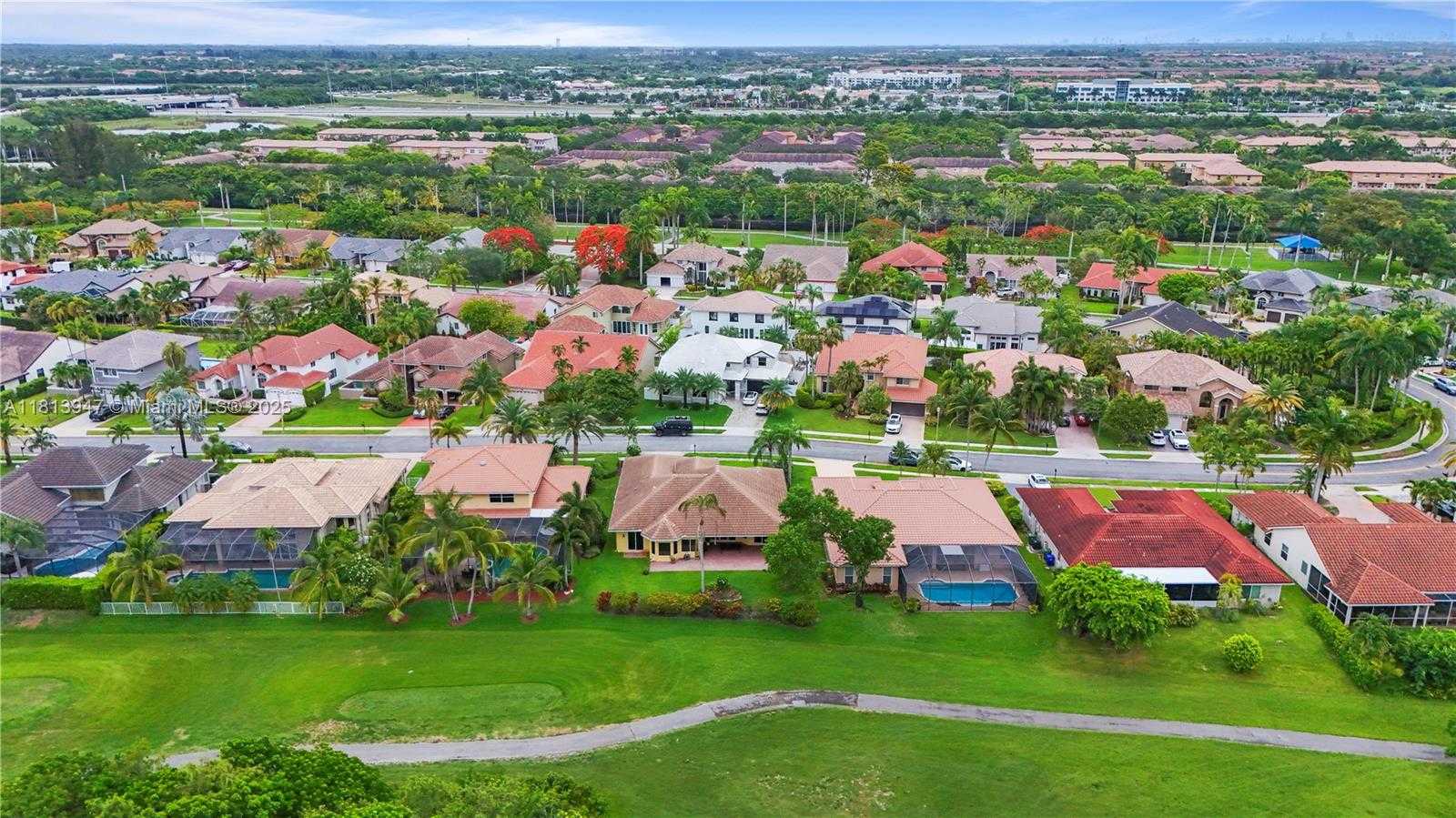 Small Image of 720 CYPRESS POINTE DR W, Pembroke Pines Number 3