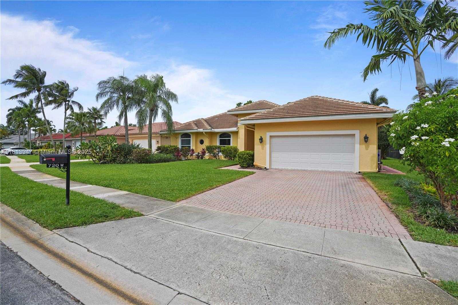 Small Image of 720 CYPRESS POINTE DR W, Pembroke Pines Number 4