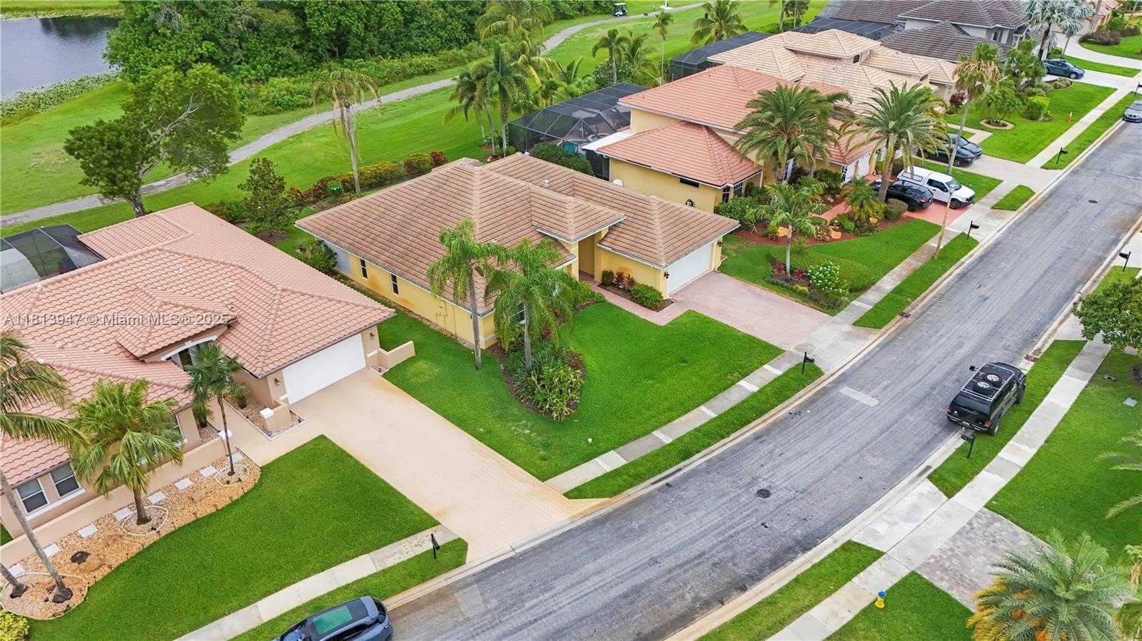 Small Image of 720 CYPRESS POINTE DR W, Pembroke Pines Number 48