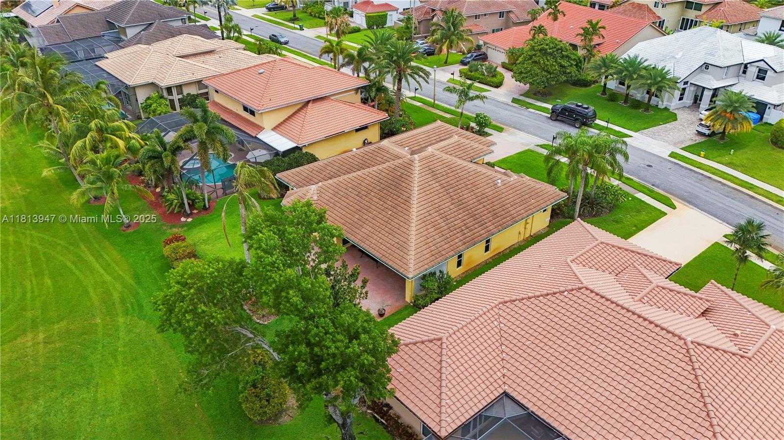 Small Image of 720 CYPRESS POINTE DR W, Pembroke Pines Number 53