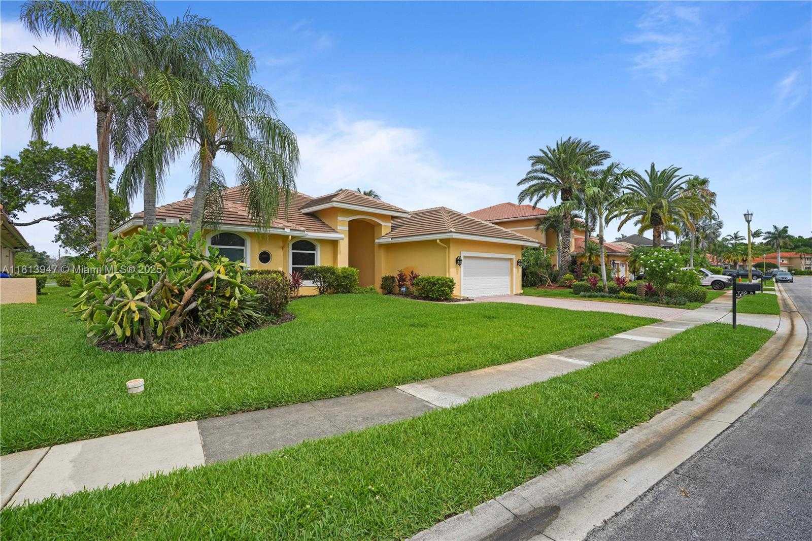 Small Image of 720 CYPRESS POINTE DR W, Pembroke Pines Number 63