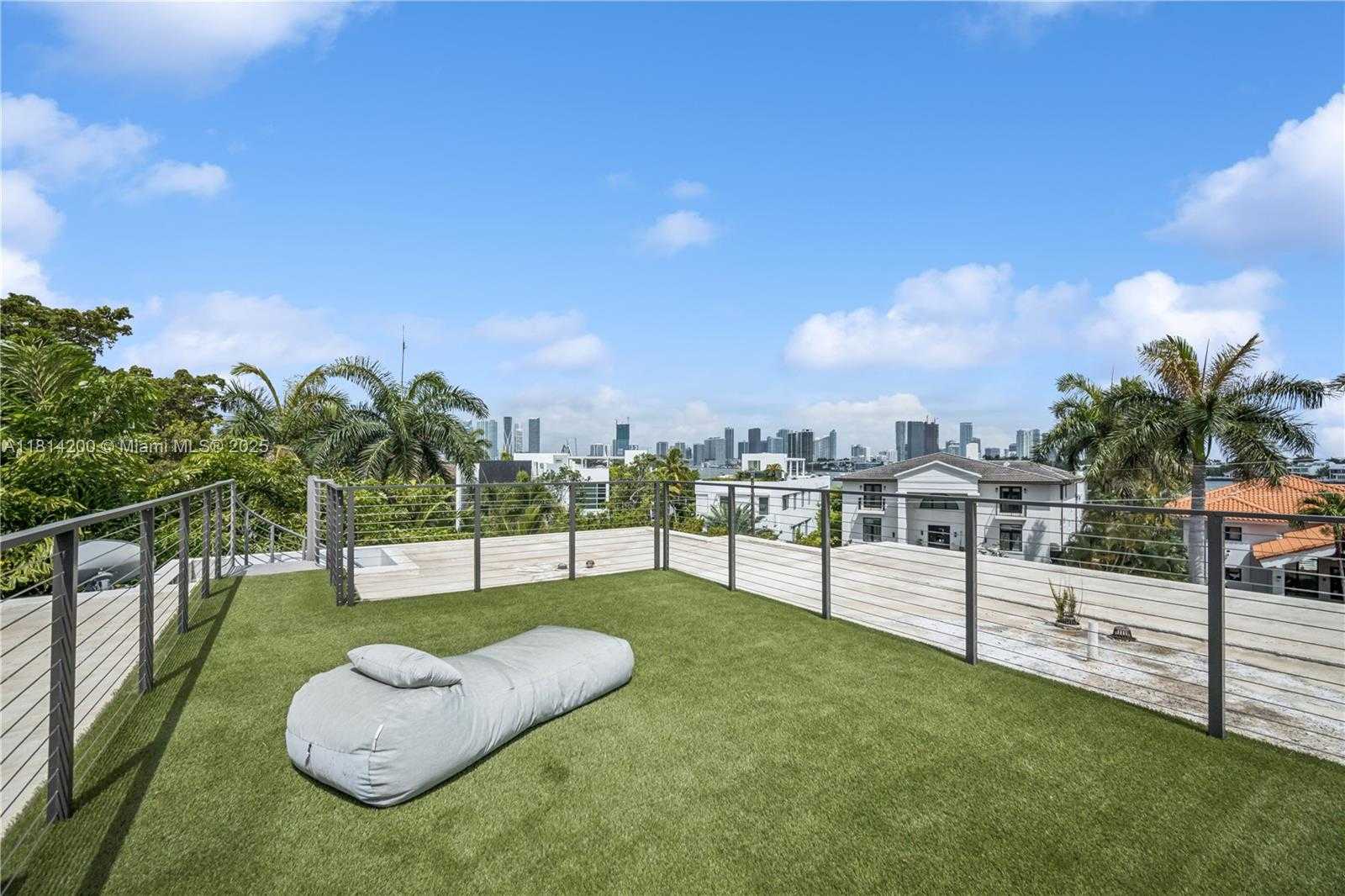 Small Image of 420 NORTH HIBISCUS DR, Miami Beach Number 10