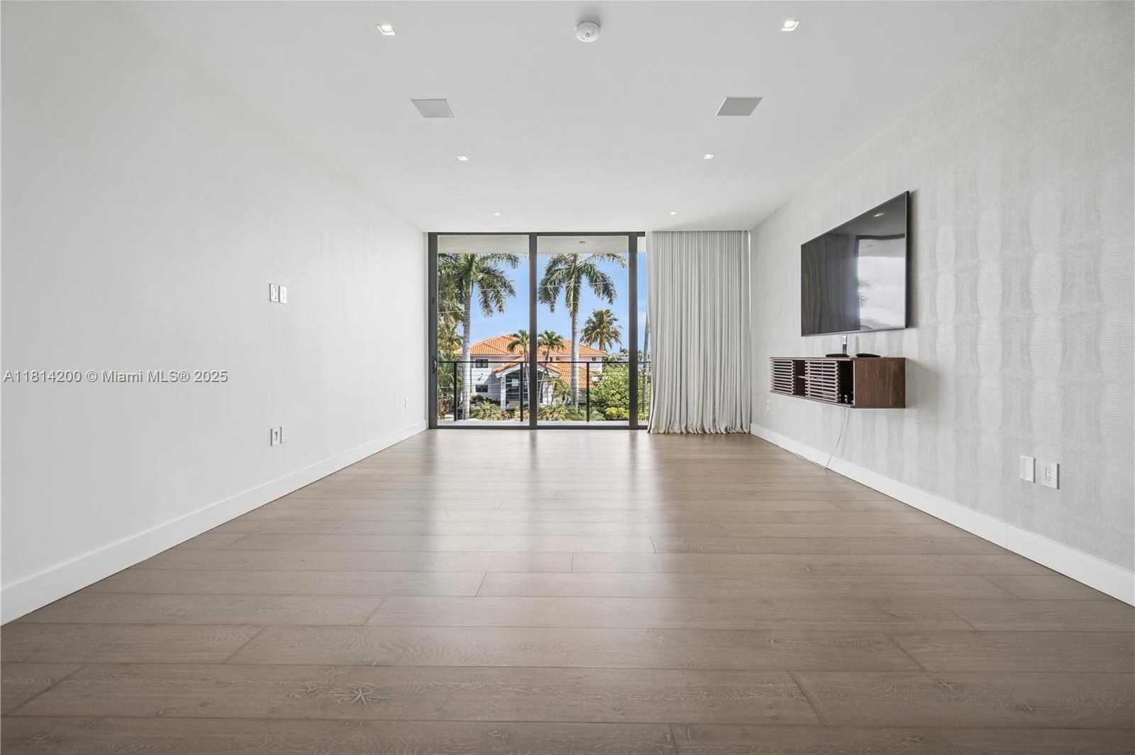 Small Image of 420 NORTH HIBISCUS DR, Miami Beach Number 12