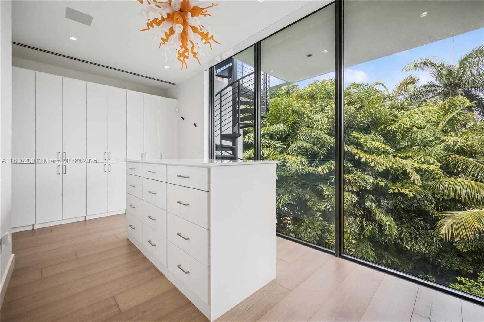Small Image of 420 NORTH HIBISCUS DR, Miami Beach Number 15