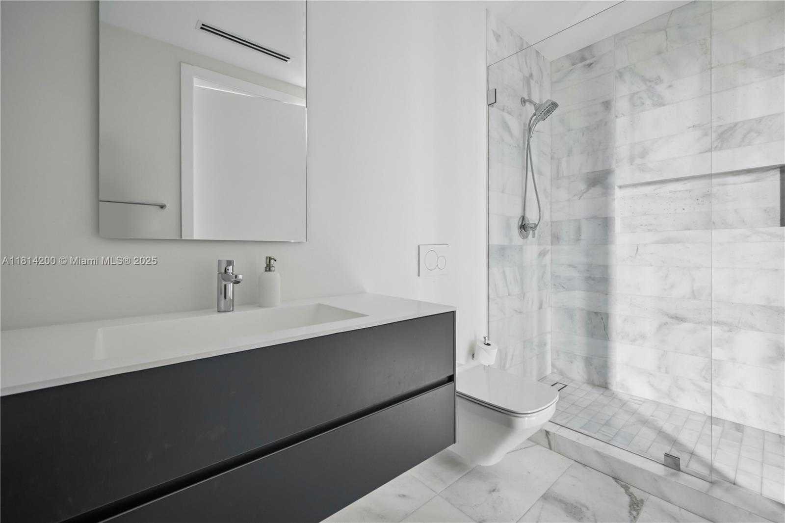 Small Image of 420 NORTH HIBISCUS DR, Miami Beach Number 17