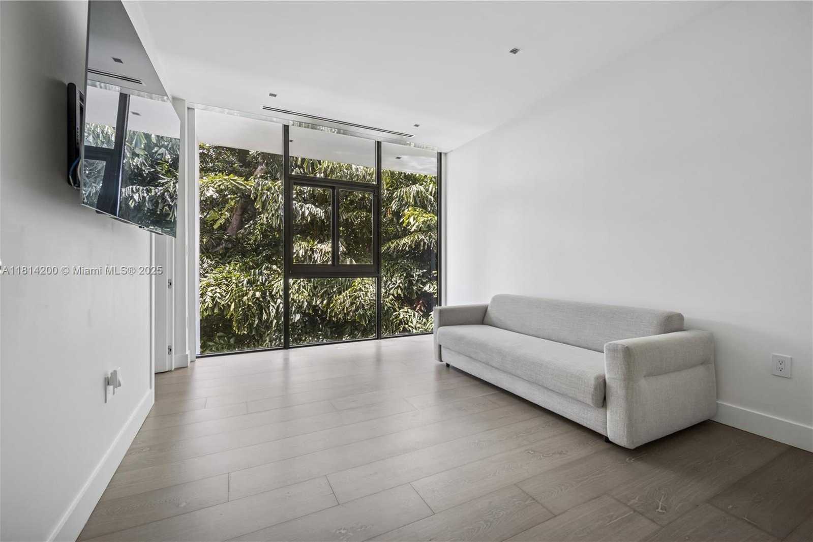 Small Image of 420 NORTH HIBISCUS DR, Miami Beach Number 18
