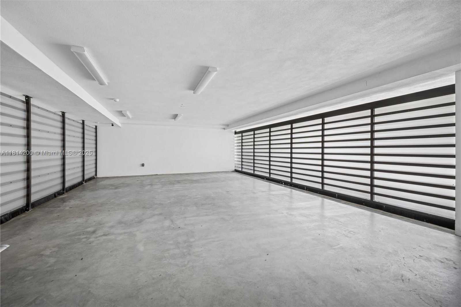 Small Image of 420 NORTH HIBISCUS DR, Miami Beach Number 20
