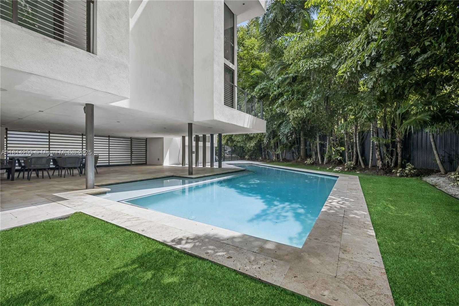 Small Image of 420 NORTH HIBISCUS DR, Miami Beach Number 22