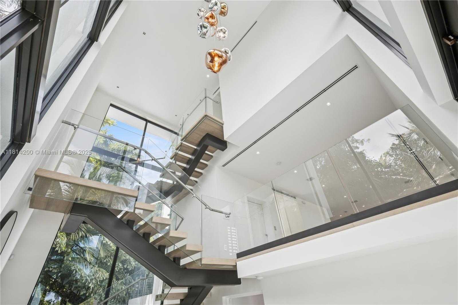 Small Image of 420 NORTH HIBISCUS DR, Miami Beach Number 3