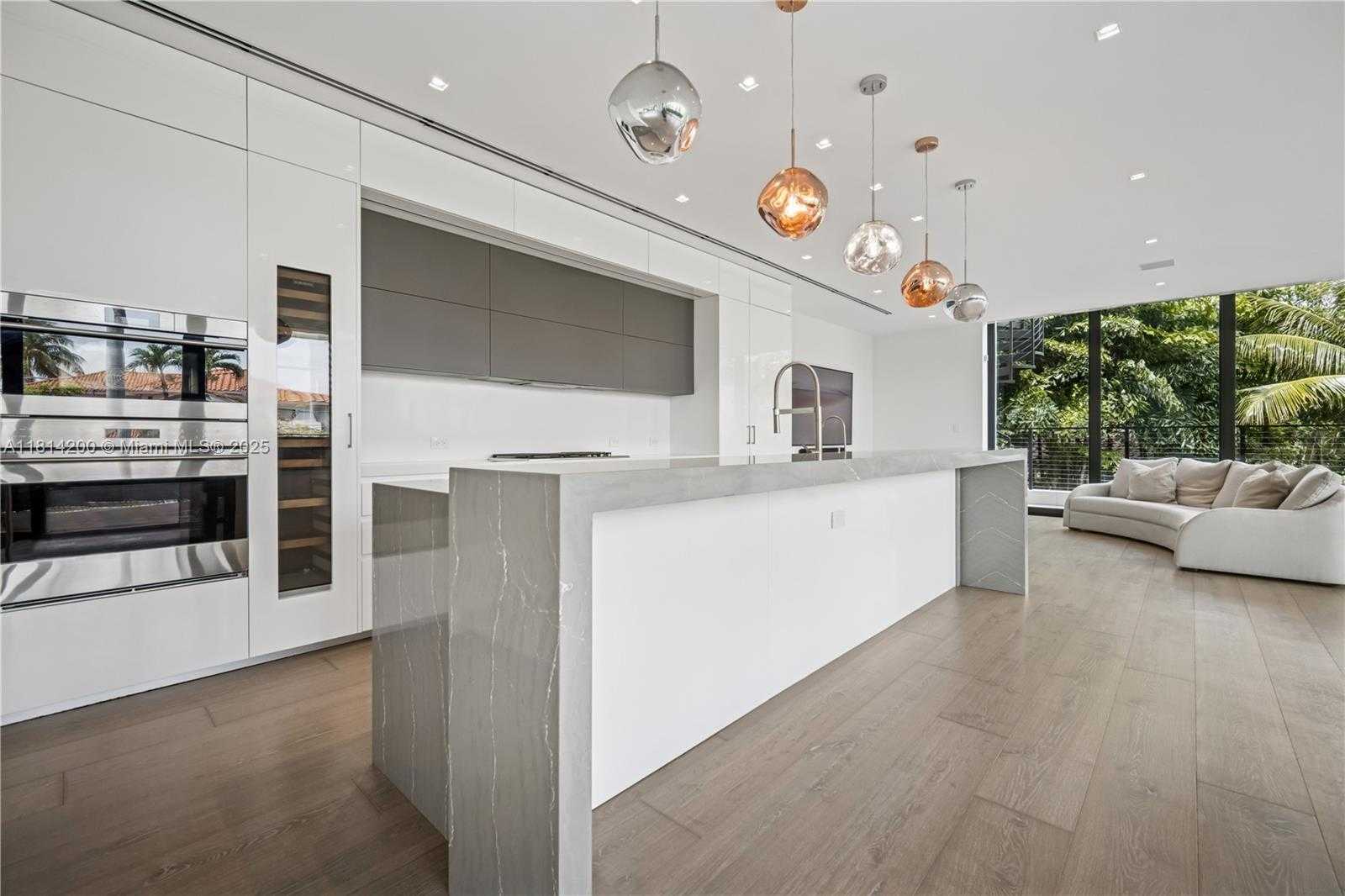 Small Image of 420 NORTH HIBISCUS DR, Miami Beach Number 5