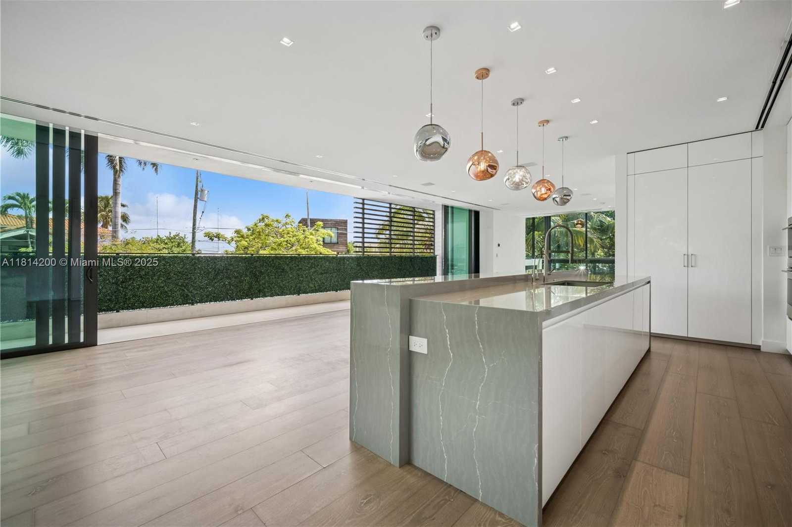 Small Image of 420 NORTH HIBISCUS DR, Miami Beach Number 6
