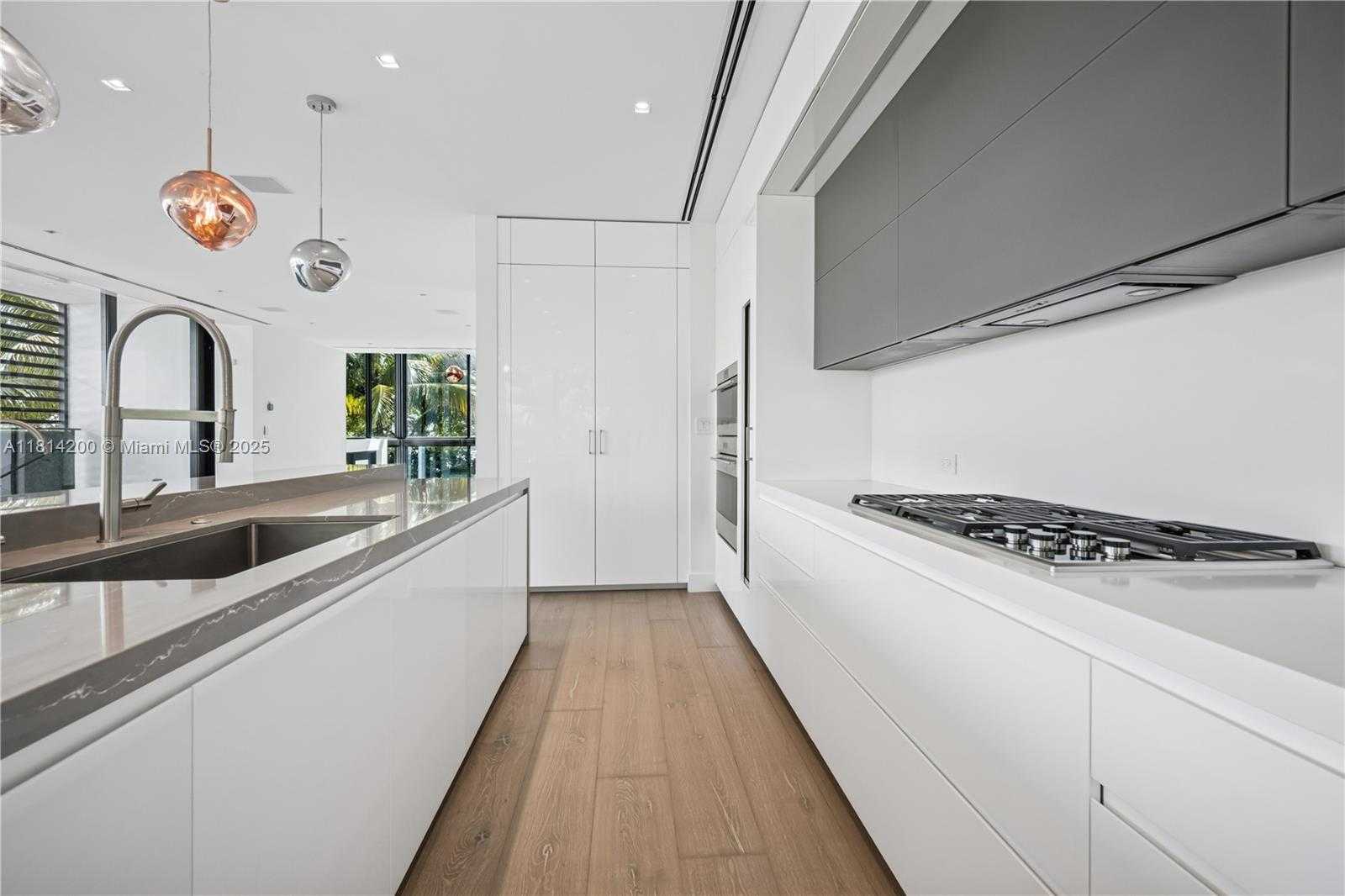 Small Image of 420 NORTH HIBISCUS DR, Miami Beach Number 7