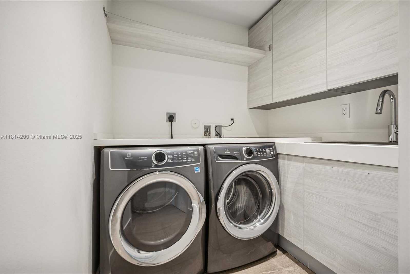 Small Image of 420 NORTH HIBISCUS DR, Miami Beach Number 9