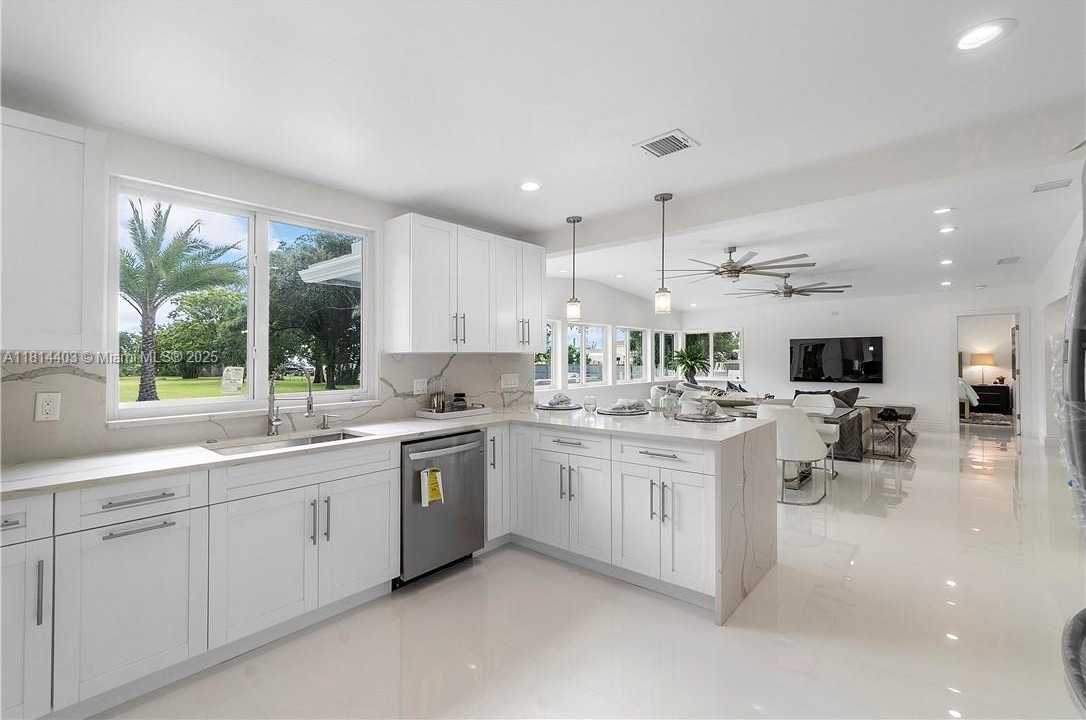 Small Image of 224 EAST ACRE DR, Plantation Number 21