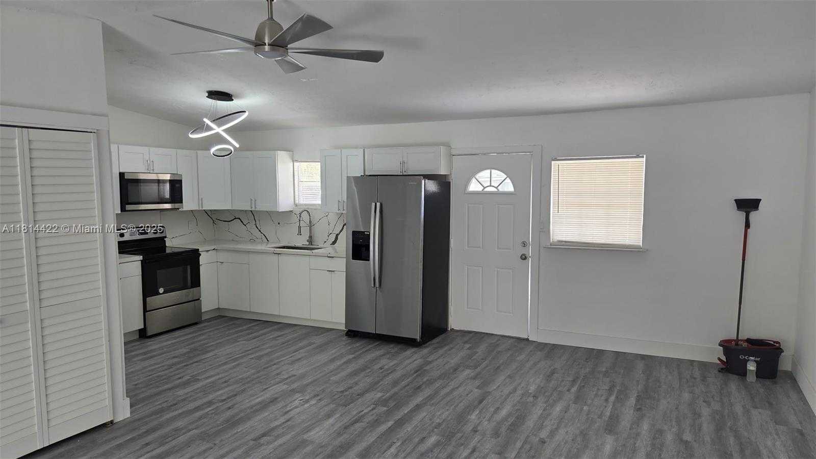 Small Image of 2248 MARINA PARK DR, Fort Myers Number 2