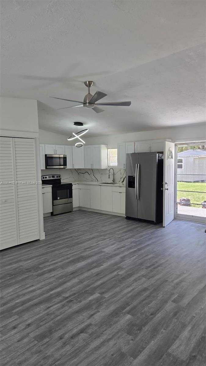 Small Image of 2248 MARINA PARK DR, Fort Myers Number 3