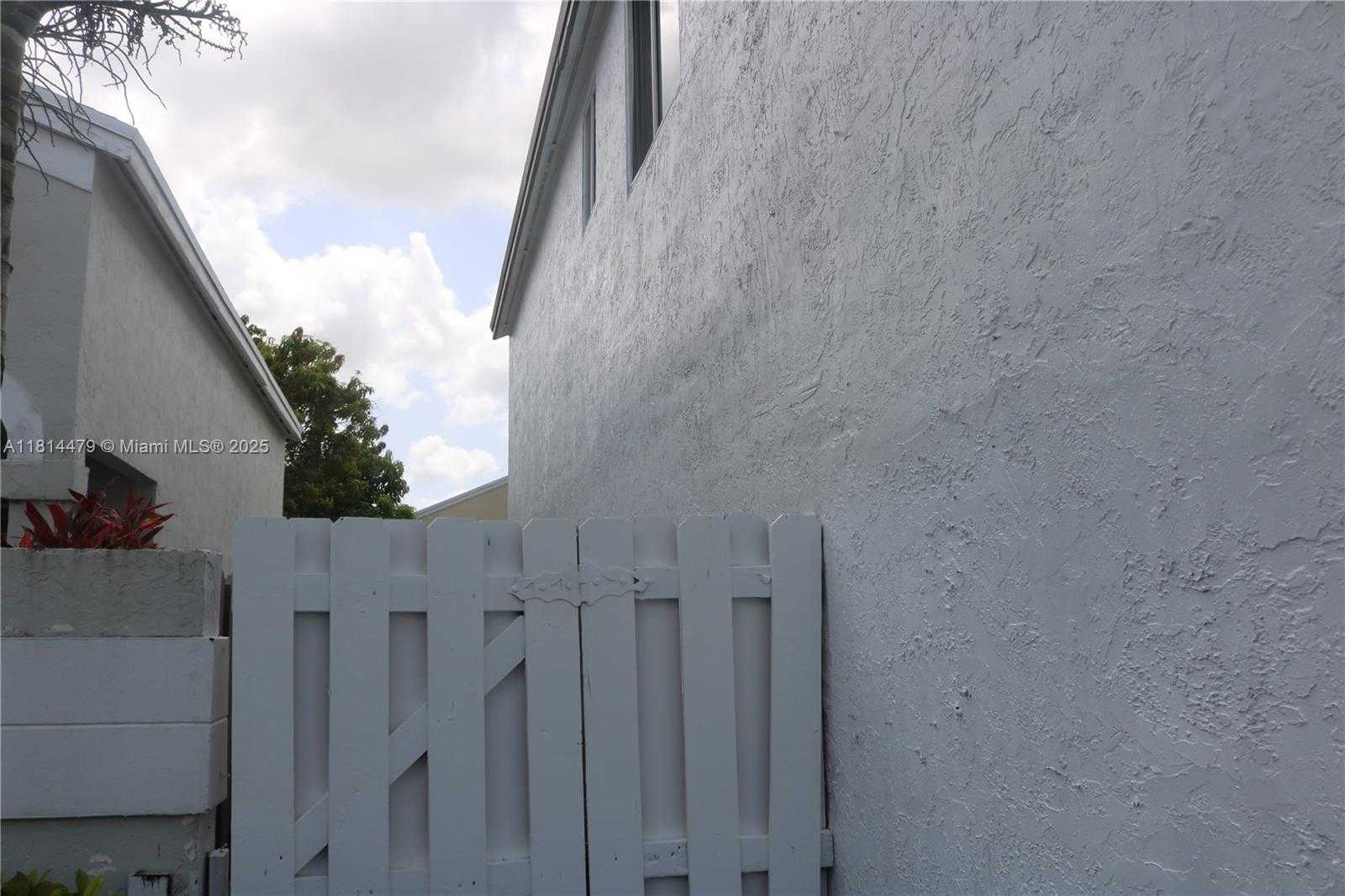 Small Image of 2771 WEST RIVER RUN CIR W, Miramar Number 3