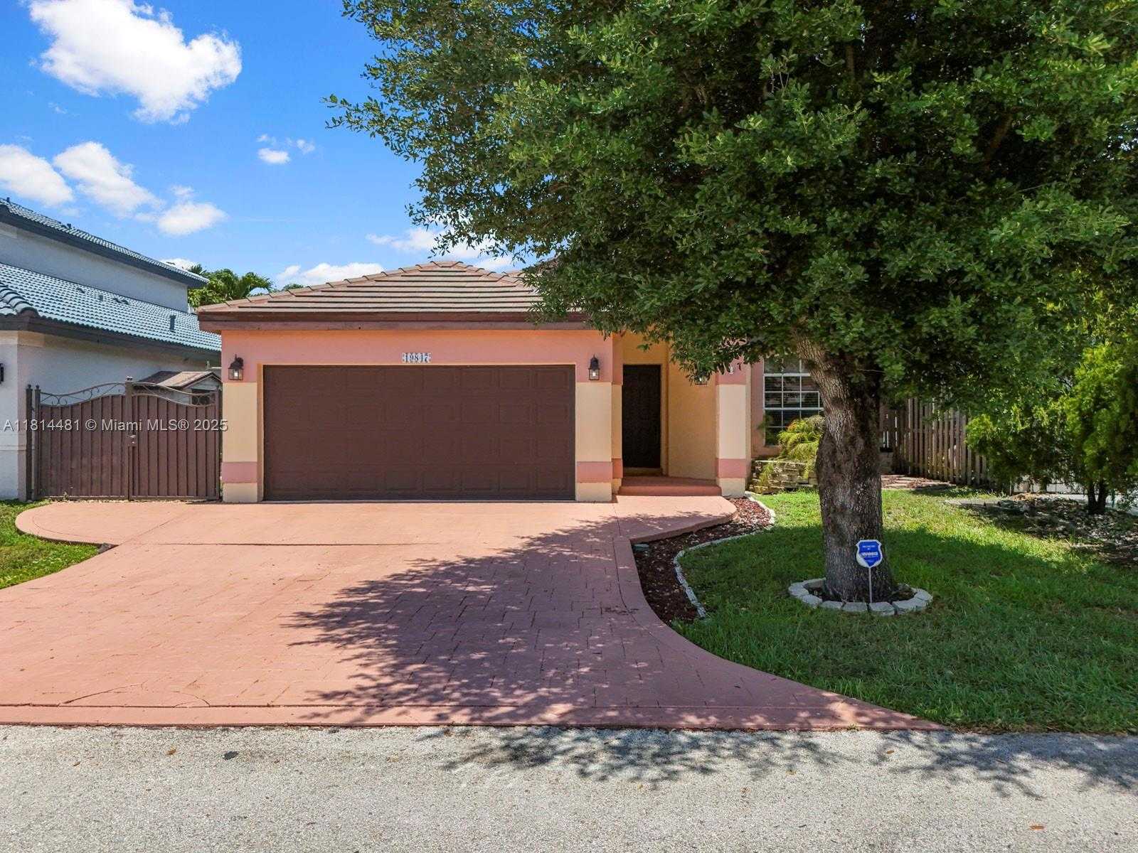 Small Image of 19847 NORTH WEST 86TH AVE, Hialeah Number 3