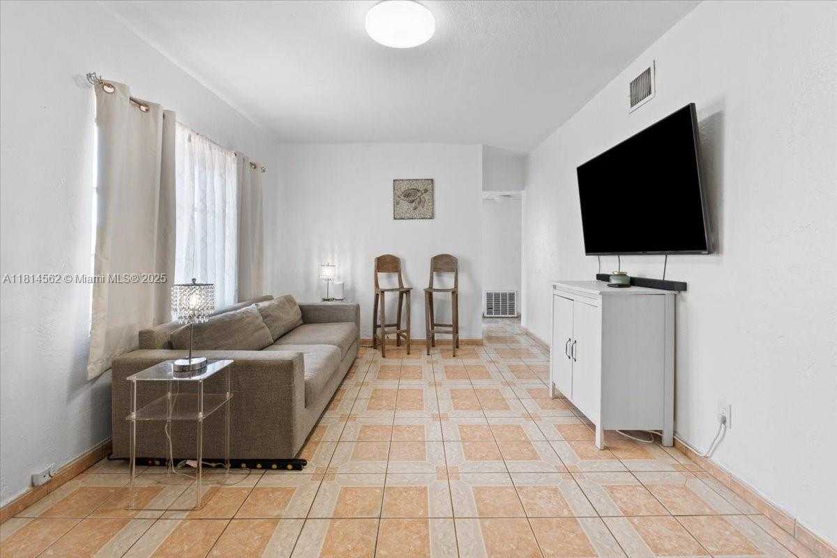 Small Image of 334 WEST 36TH TER, Hialeah Number 4