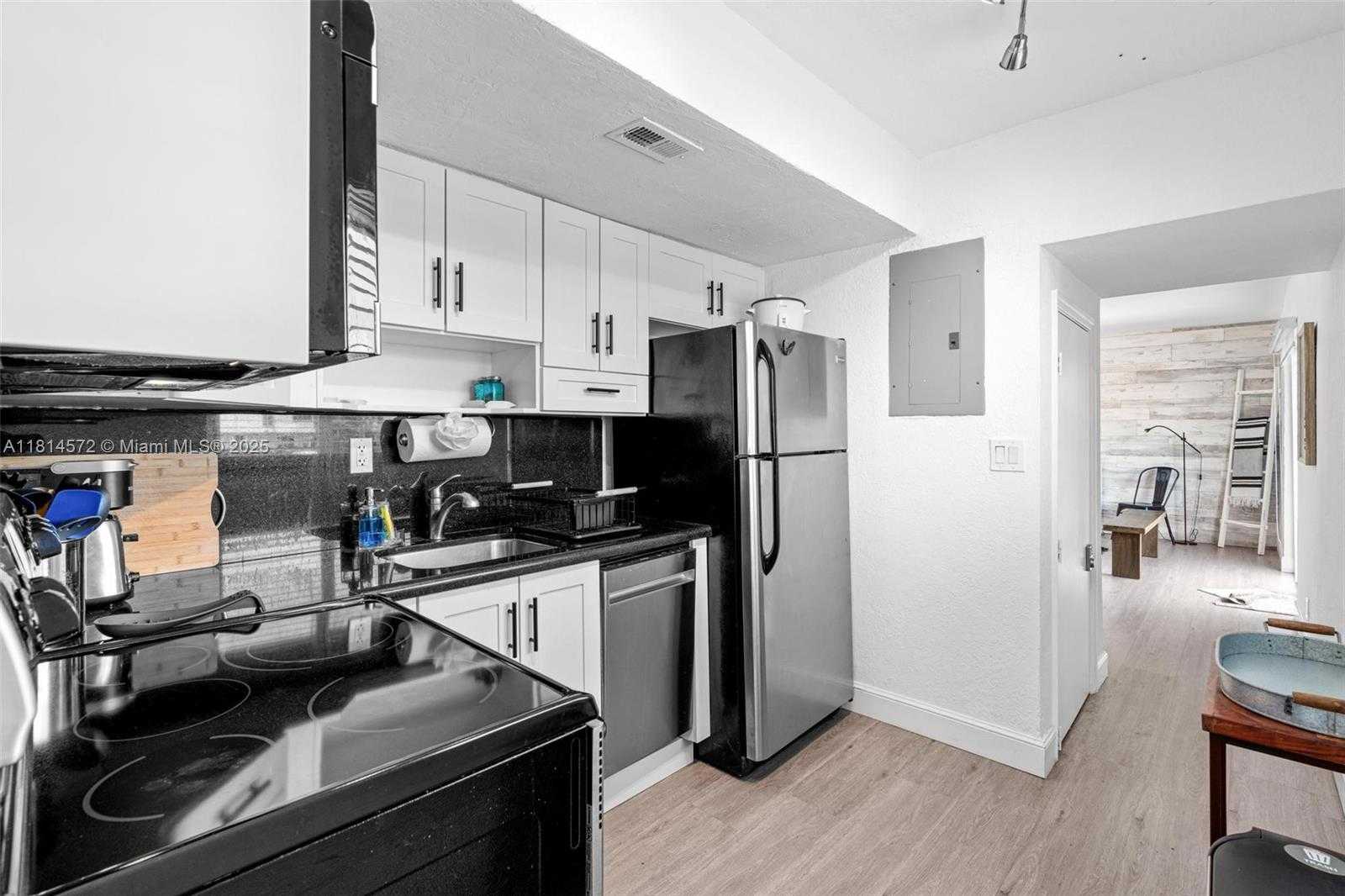 Small Image of 1370 NORTH EAST 40TH DR, Oakland Park Number 11