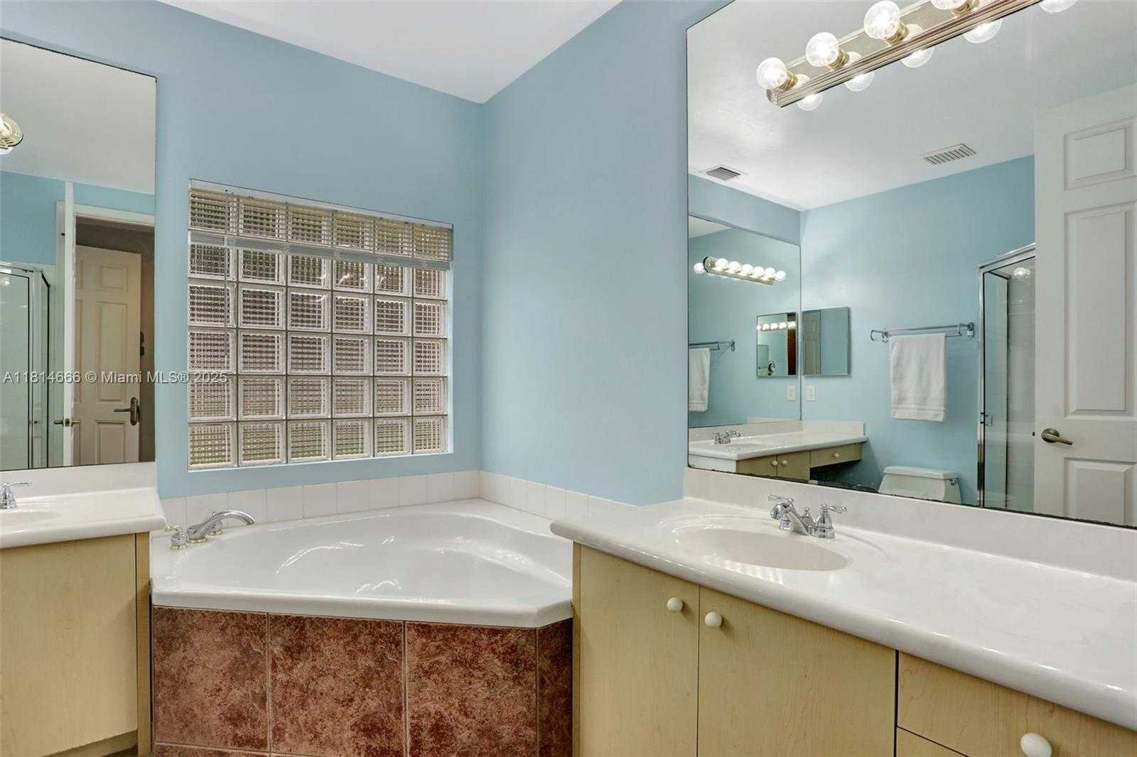 Small Image of 3708 COCO LAKE DR, Coconut Creek Number 28