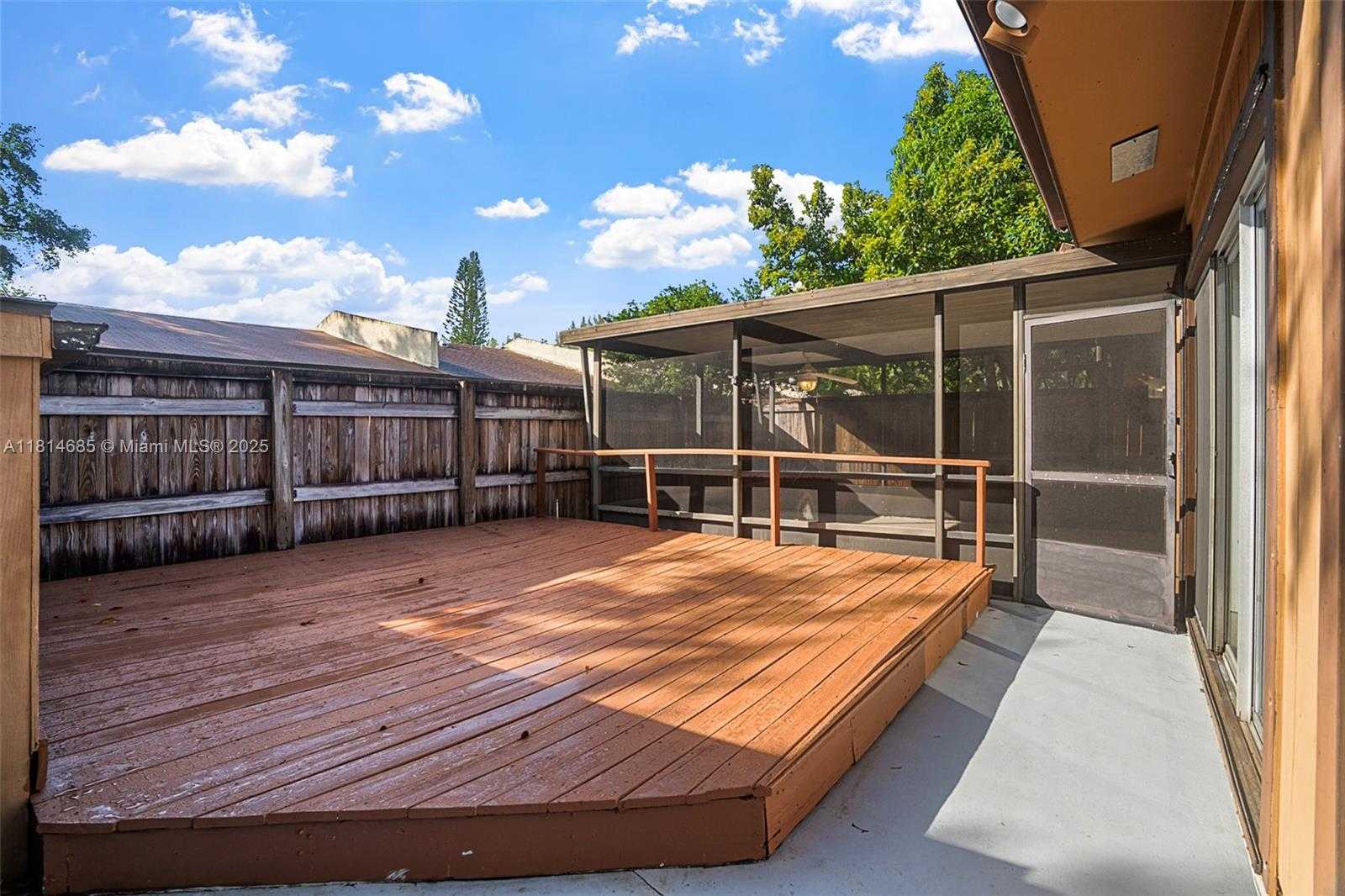 Small Image of 10300 LAUREL CT, Pembroke Pines Number 24