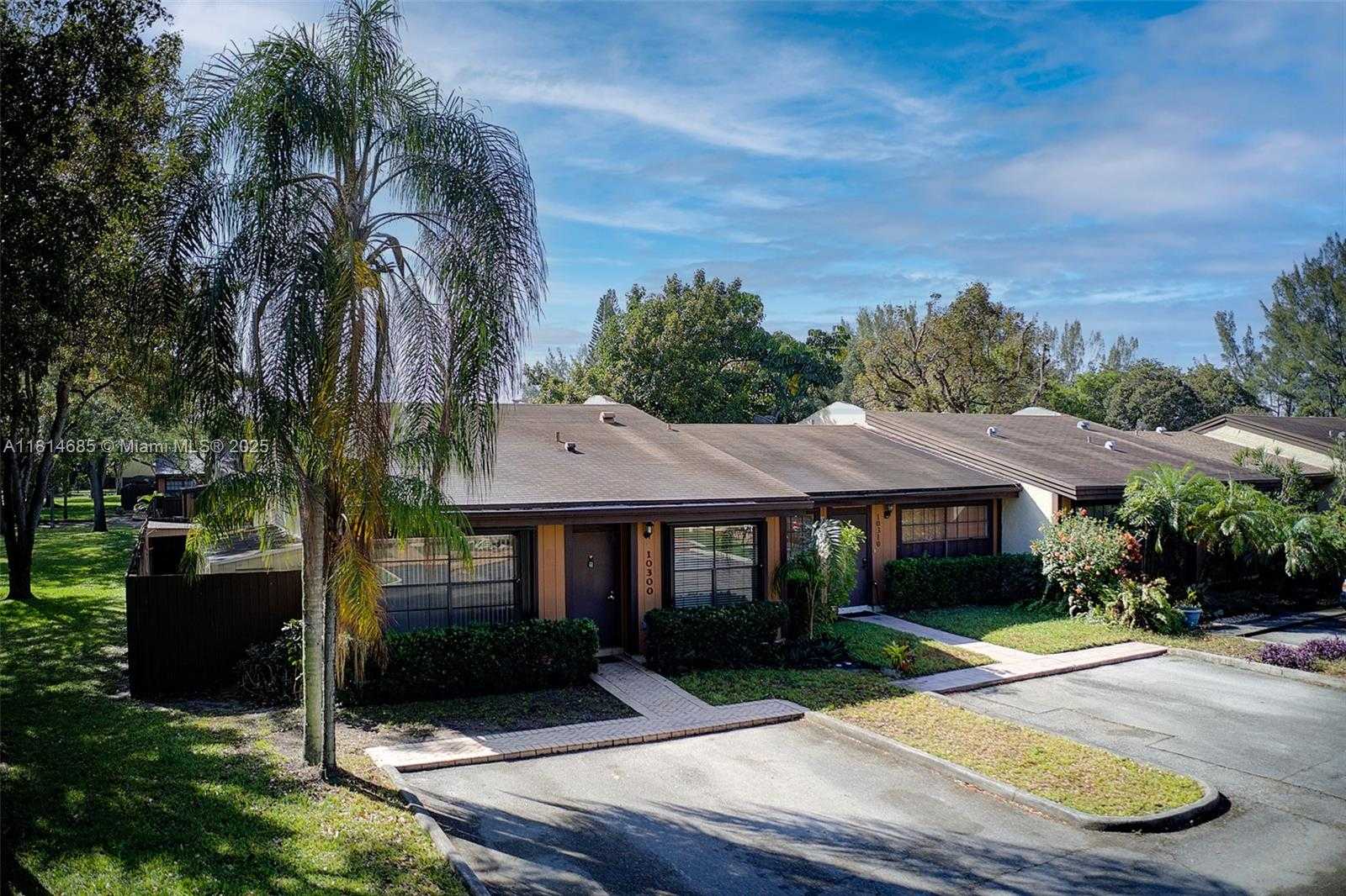 Small Image of 10300 LAUREL CT, Pembroke Pines Number 29