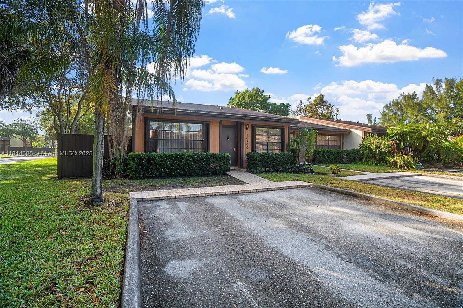 Small Image of 10300 LAUREL CT, Pembroke Pines Number 3