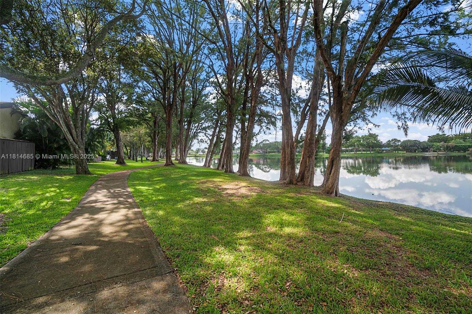 Small Image of 10300 LAUREL CT, Pembroke Pines Number 33