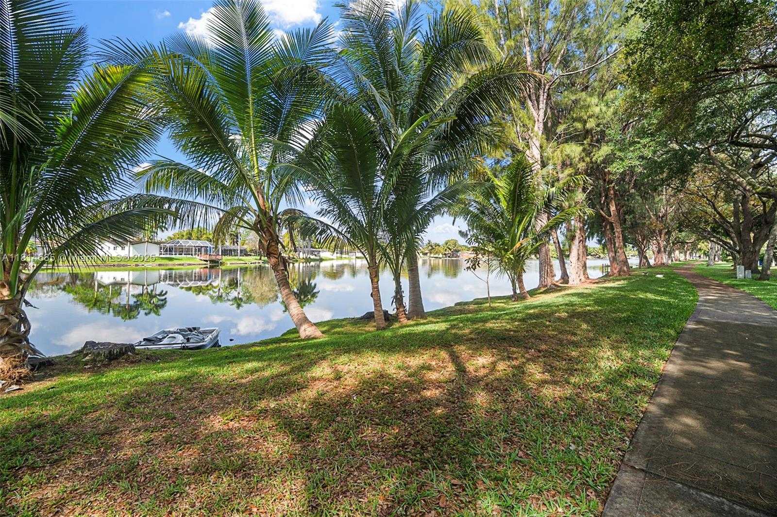 Small Image of 10300 LAUREL CT, Pembroke Pines Number 34