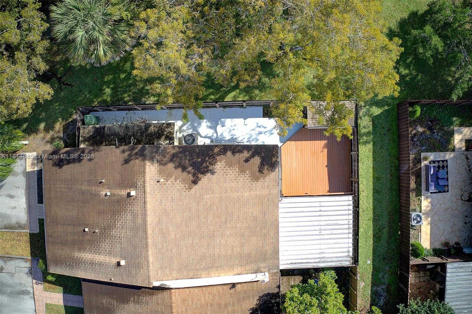 Small Image of 10300 LAUREL CT, Pembroke Pines Number 35