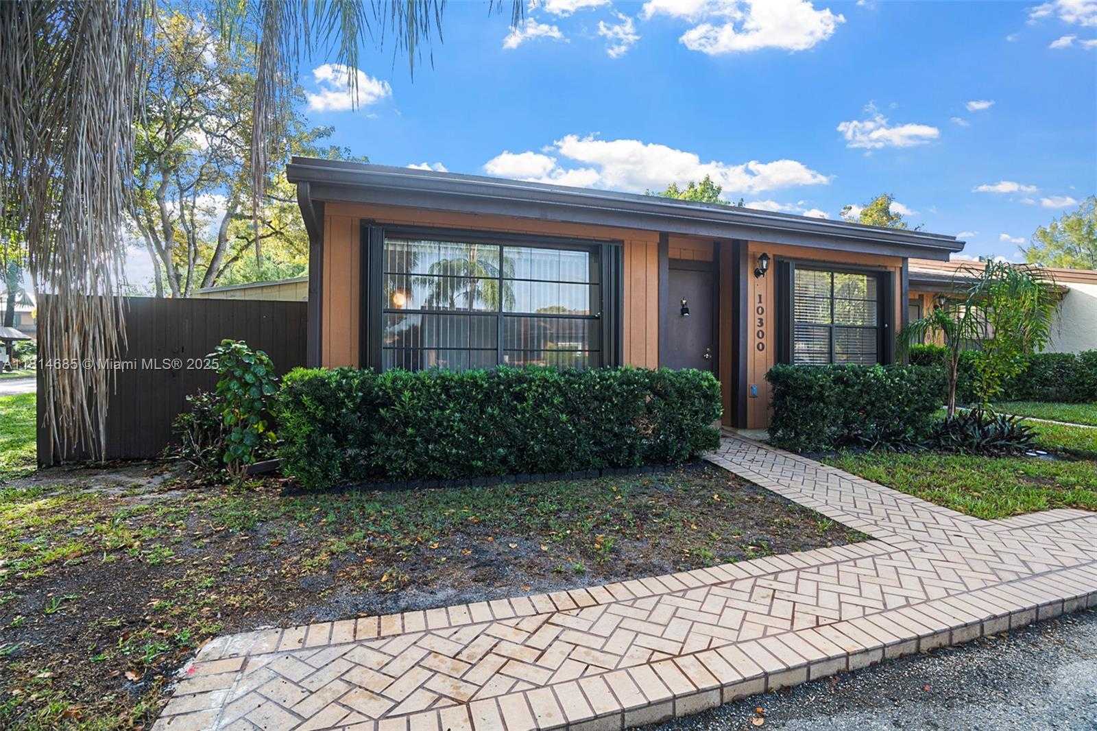 Small Image of 10300 LAUREL CT, Pembroke Pines Number 4