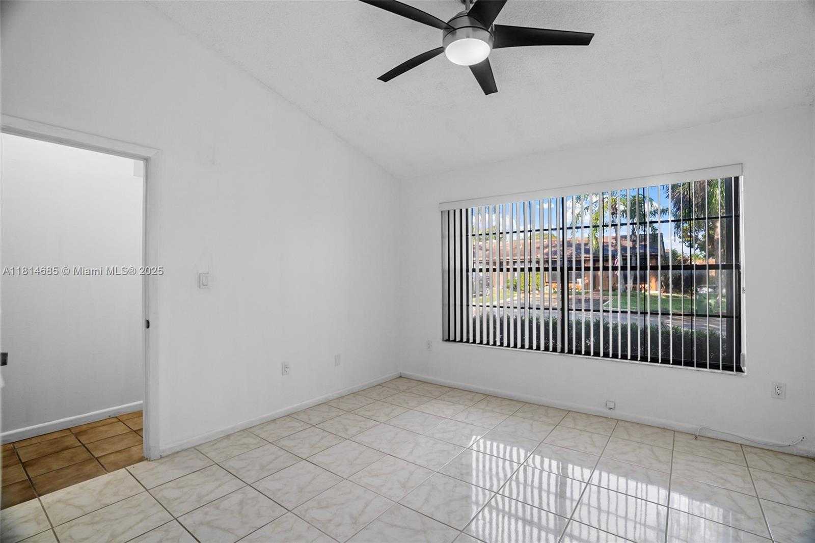 Small Image of 10300 LAUREL CT, Pembroke Pines Number 8