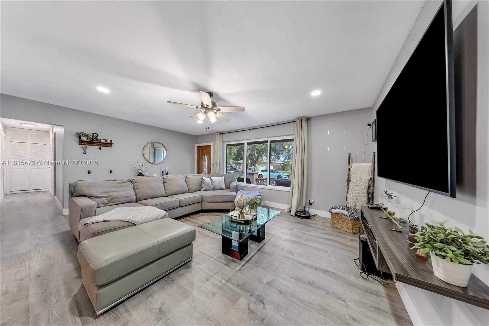 Small Image of 8331 NORTH WEST 18TH ST, Pembroke Pines Number 4