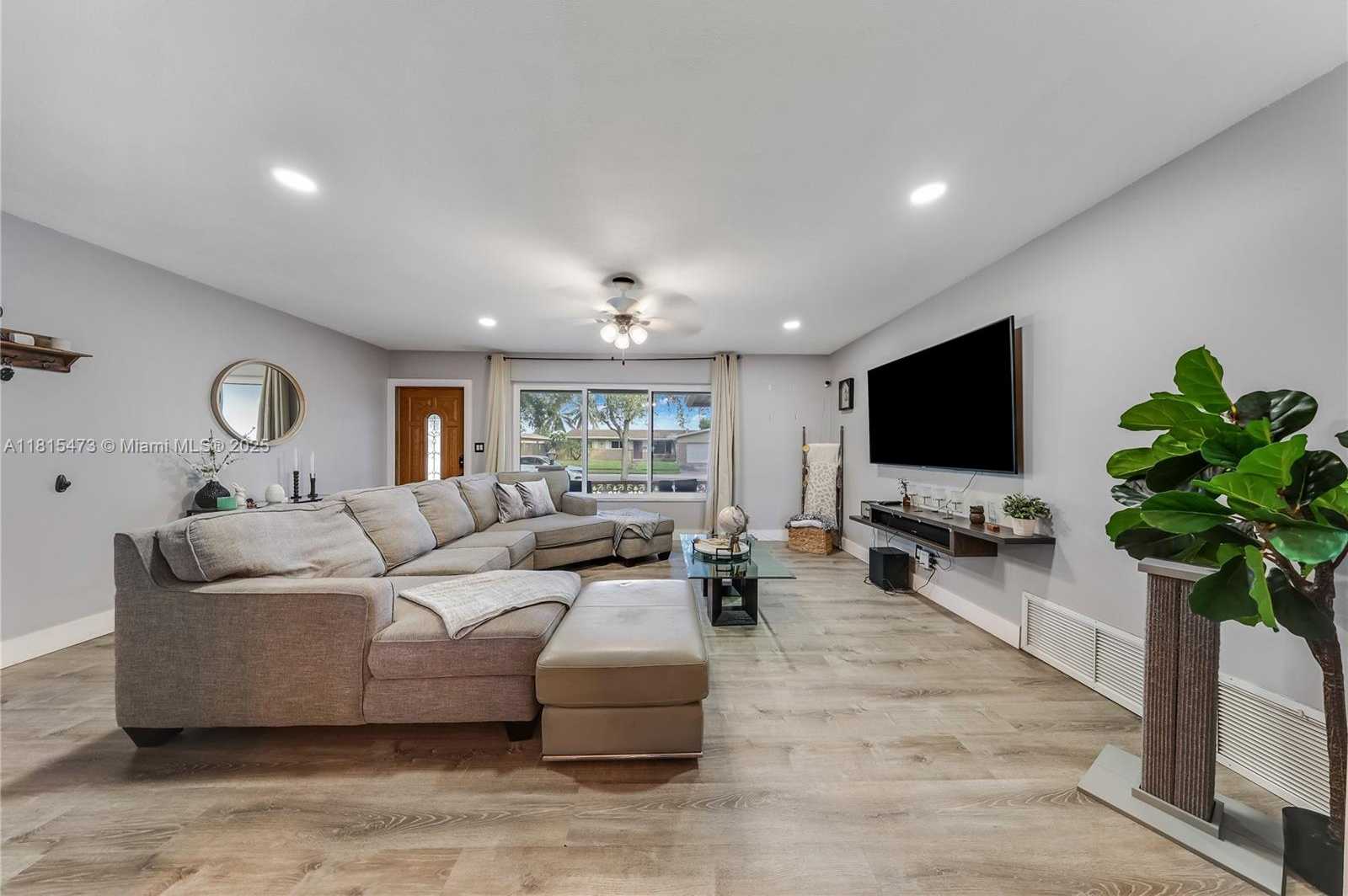 Small Image of 8331 NORTH WEST 18TH ST, Pembroke Pines Number 6
