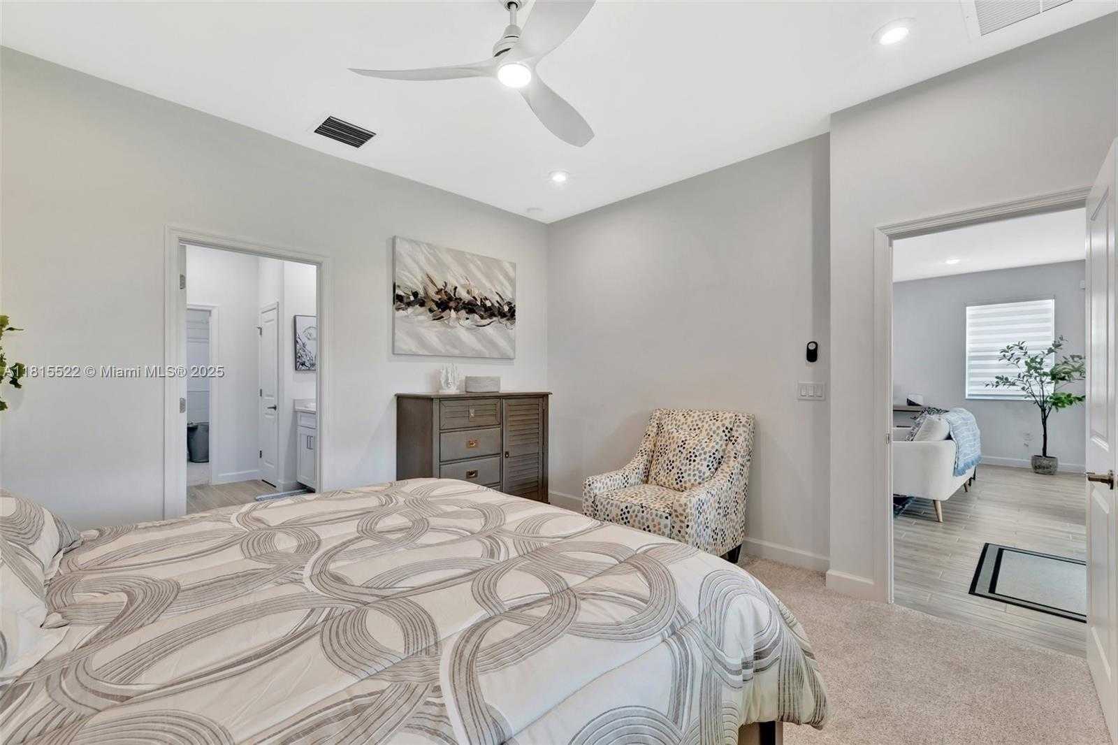 Small Image of 9921 SOUTH WEST ISABELLINE DR, Port St. Lucie Number 17