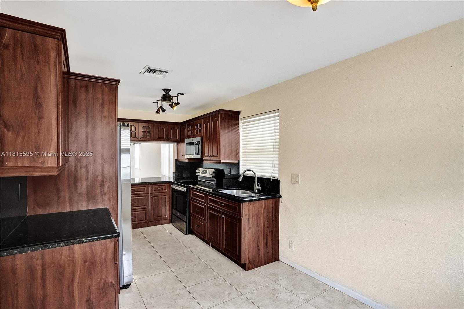 Small Image of 9601 NORTH WEST 8TH CIR, Plantation Number 9