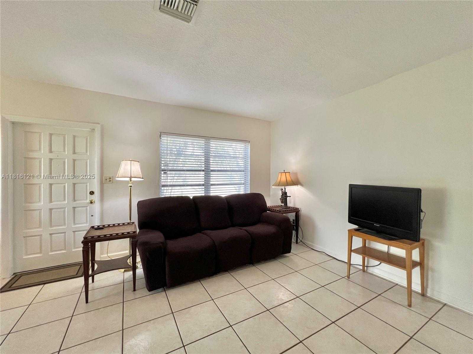 Small Image of 9950 BAHAMA DR, Cutler Bay Number 4