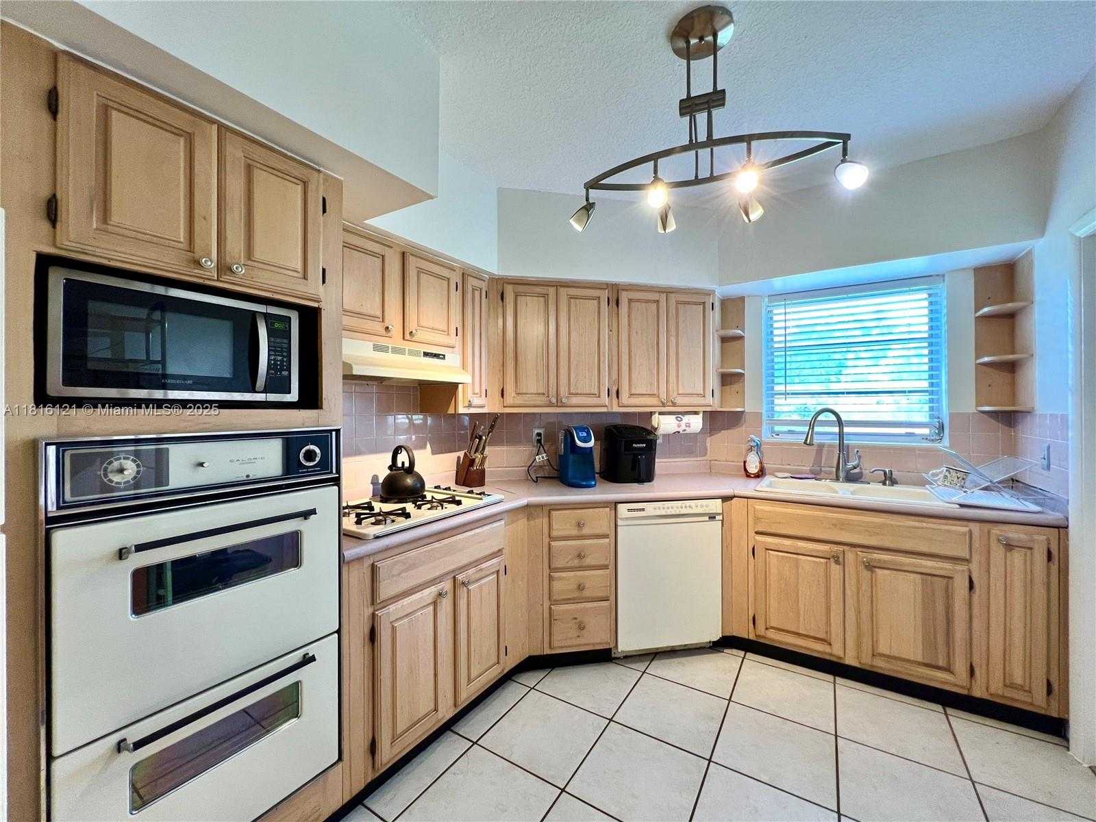 Small Image of 9950 BAHAMA DR, Cutler Bay Number 7