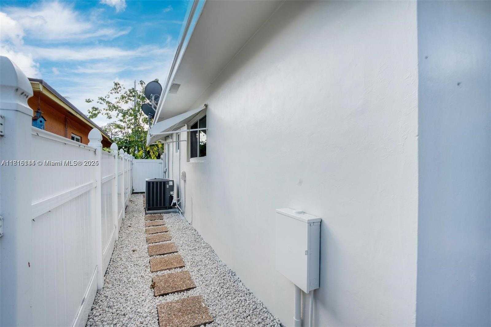 Small Image of 735 NORTH EAST 38TH ST, Oakland Park Number 17