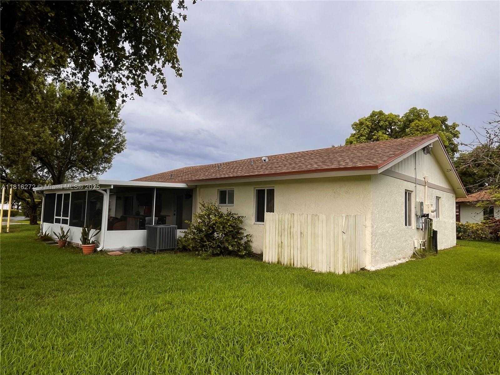 Small Image of 2213 NOVA VILLAGE DR, Davie Number 10