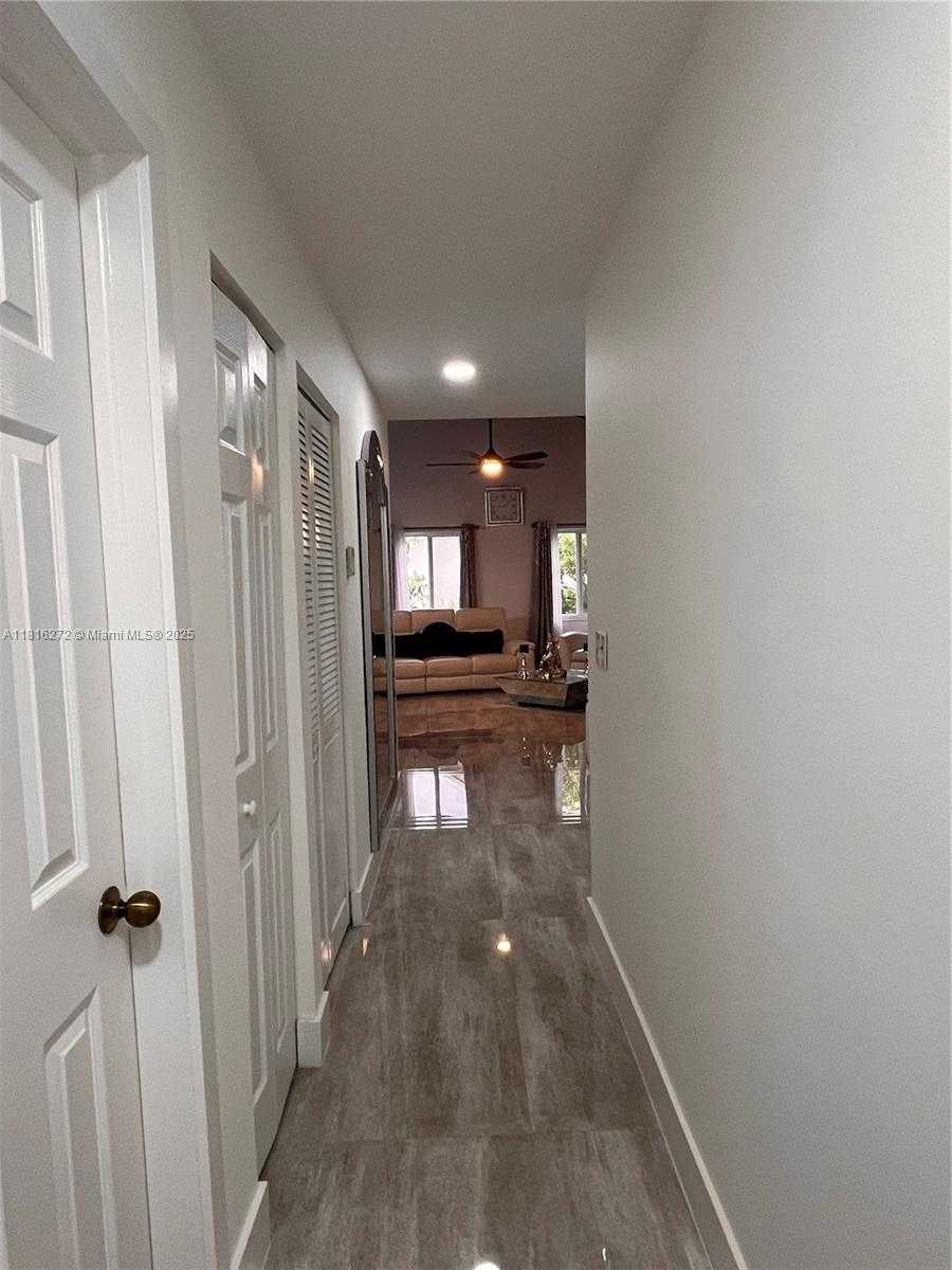Small Image of 2213 NOVA VILLAGE DR, Davie Number 24