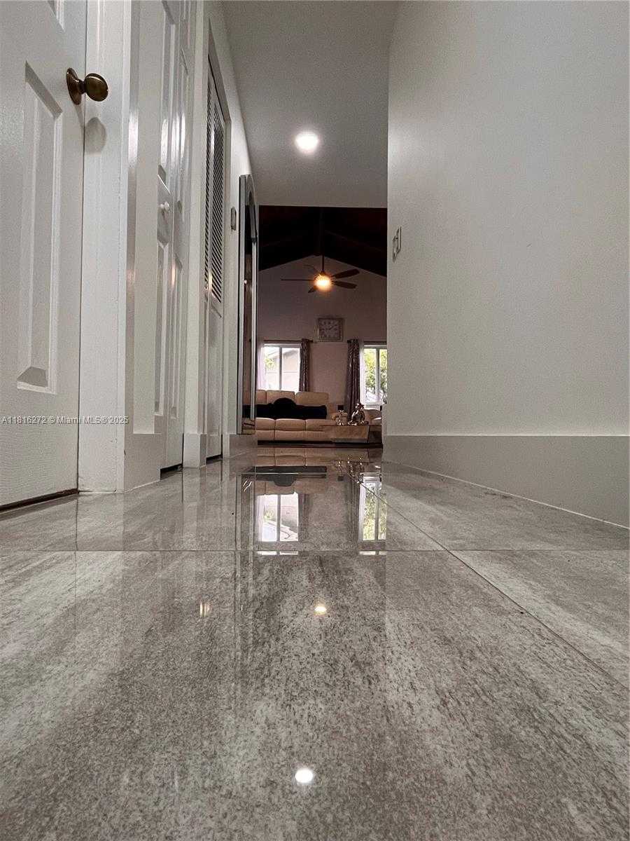 Small Image of 2213 NOVA VILLAGE DR, Davie Number 26