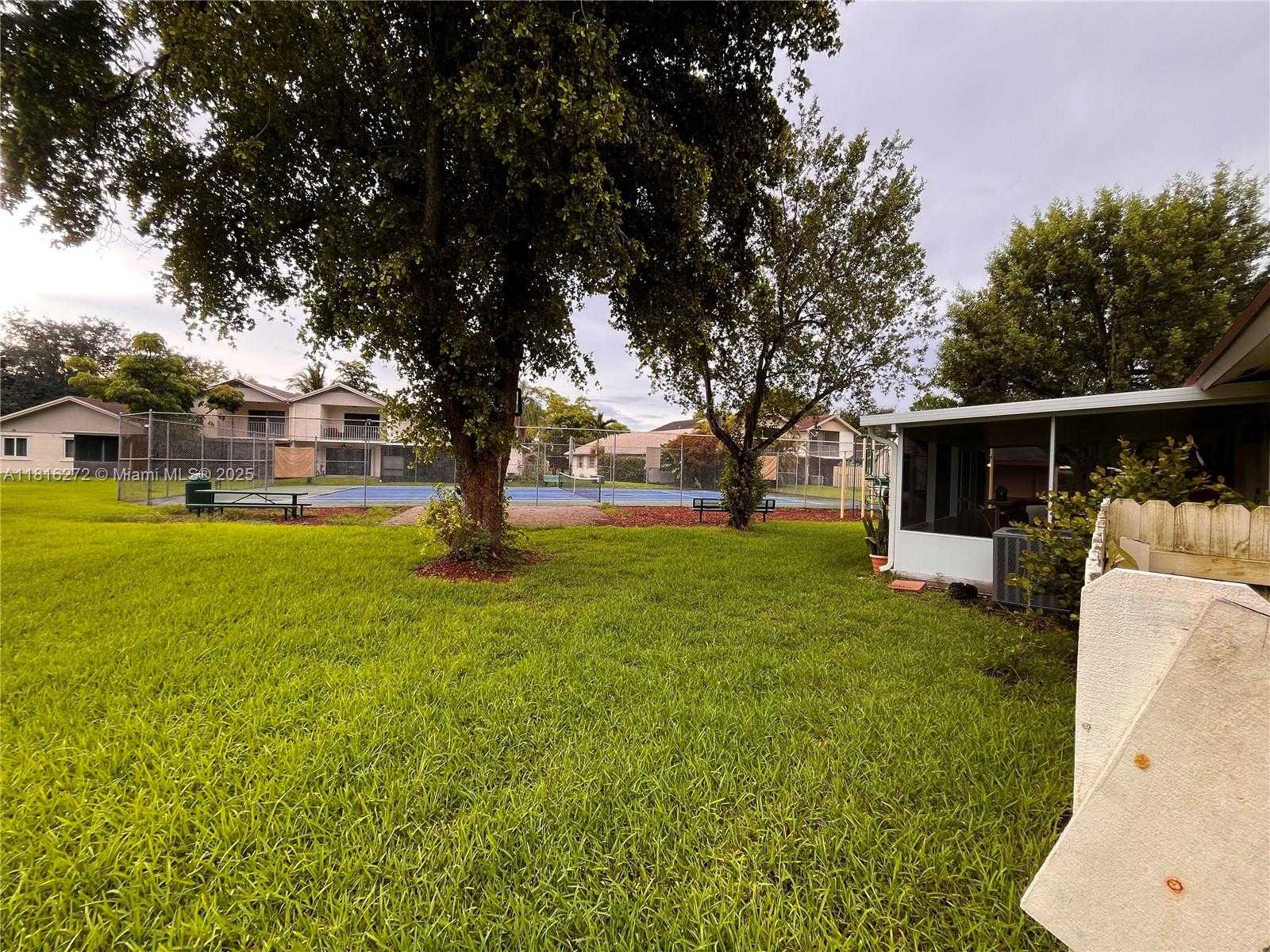 Small Image of 2213 NOVA VILLAGE DR, Davie Number 9