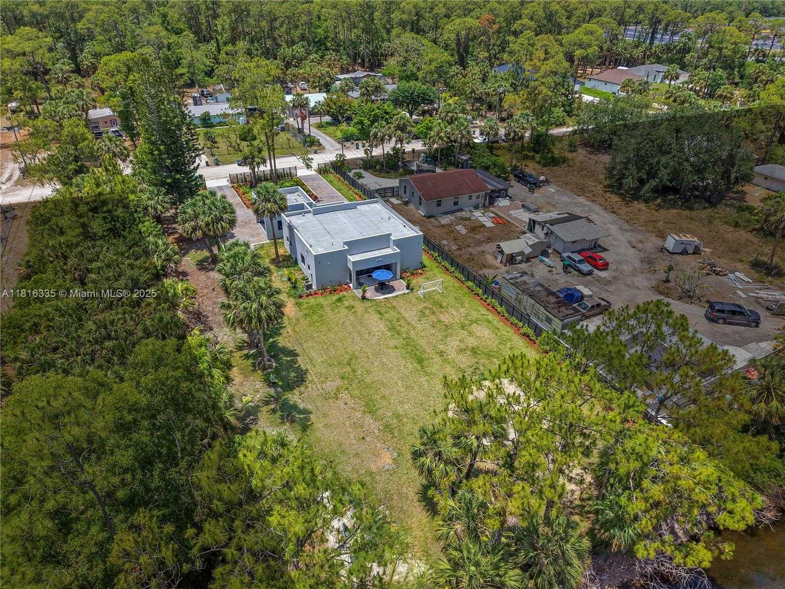 Small Image of 1902 DELLA DR, Naples Number 10