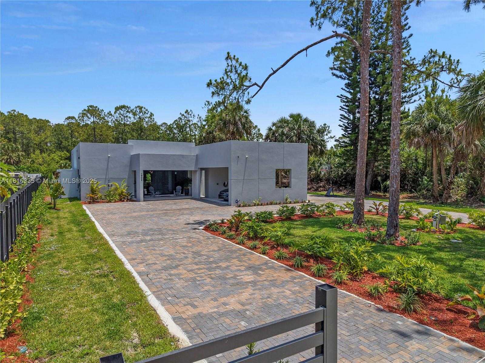 Small Image of 1902 DELLA DR, Naples Number 11